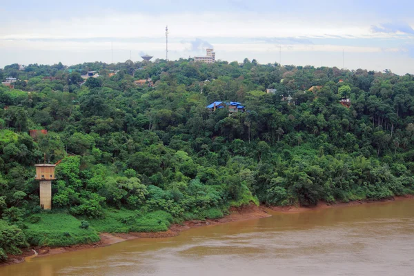 Z widokiem na rzekę Iguazu od międzynarodowego mostu między Brazylii i Argentynie — Zdjęcie stockowe