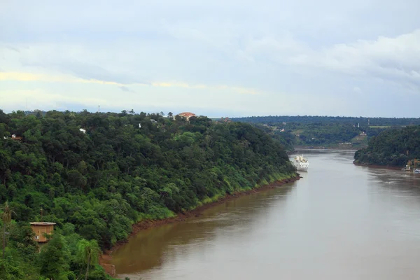 Utsikt over elven Iguazu fra internasjonal bro mellom Brasil og Argentina – stockfoto