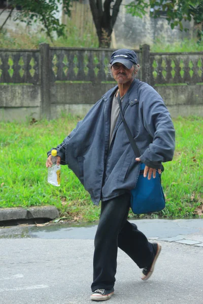 Uomo brasiliano con bottiglia di alcol camminare per strada a Curitiba — Foto Stock