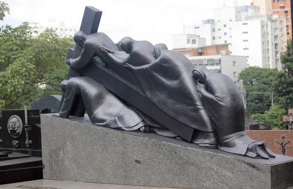 Interessante monumento in cimitero, San Paolo — Foto Stock