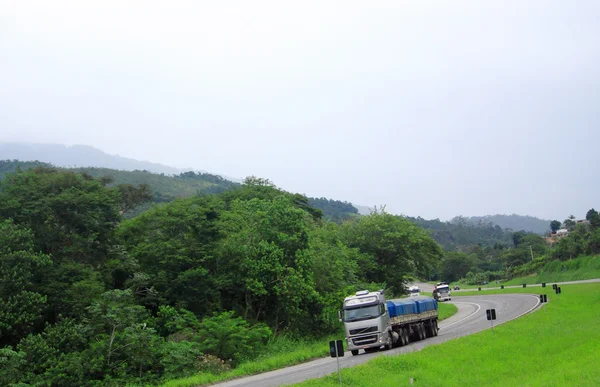 Извилистая дорога между Сан-Паоло и Куритибой — стоковое фото