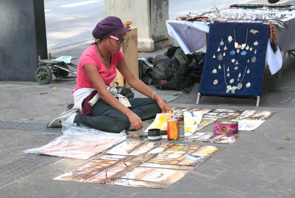 Girl sell her paintings on a street in Sao Paolo — Stock Photo, Image