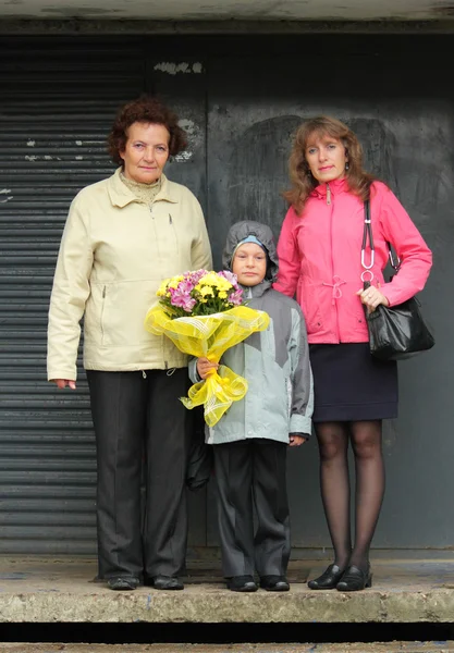 Första gången till skolan - porträtt av barn med mamma och mormor — Stockfoto