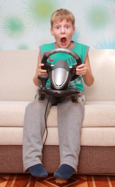 Çocuk bilgisayar oyunu aygıt ile kanepede