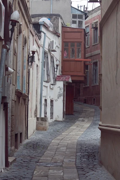 Rua lateral estreita na cidade velha, Baku — Fotografia de Stock