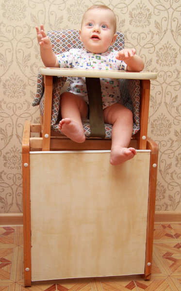 восхитительный ребенок на стульчике, дома
