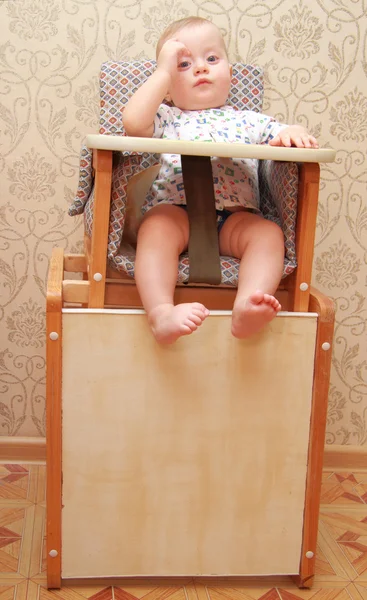 Adorabile bambino sul seggiolone, a casa — Foto Stock