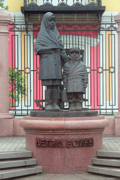 Composição escultura Para crianças de guerra em Irkutsk, Rússia — Fotografia de Stock