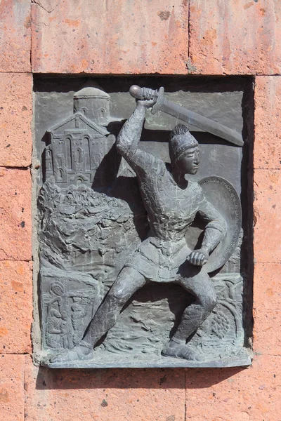 Imagen en relieve en el edificio cerca del monasterio de Etchmiadzin — Foto de Stock