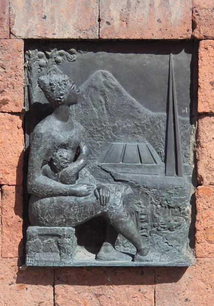 Imagen en relieve en el edificio cerca del monasterio de Etchmiadzin — Foto de Stock