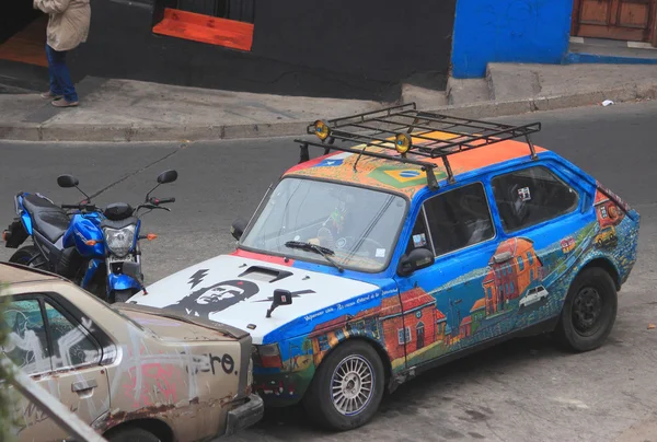 Interessante carro pintado em Valparaíso — Fotografia de Stock