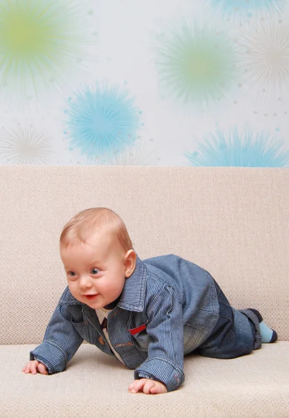 Baby try to creep on couch — Stock Photo, Image