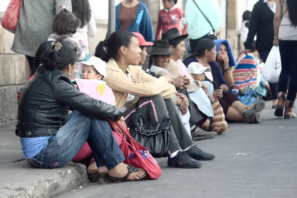 Kadın lamineye, Sucre sokakta oturup — Stok fotoğraf