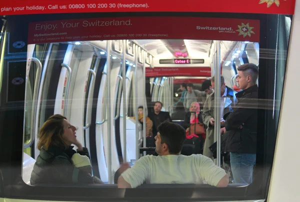 Люди в вагоне поезда метро, аэропорт Цюриха — стоковое фото