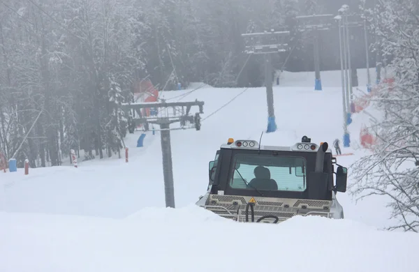 Snö-remover i Rosa Khutor ski resort — Stockfoto