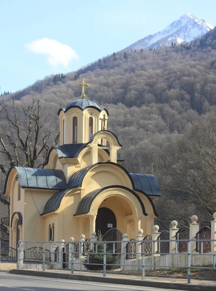 Small church against the background of Caucasus mountains — Stock Photo, Image