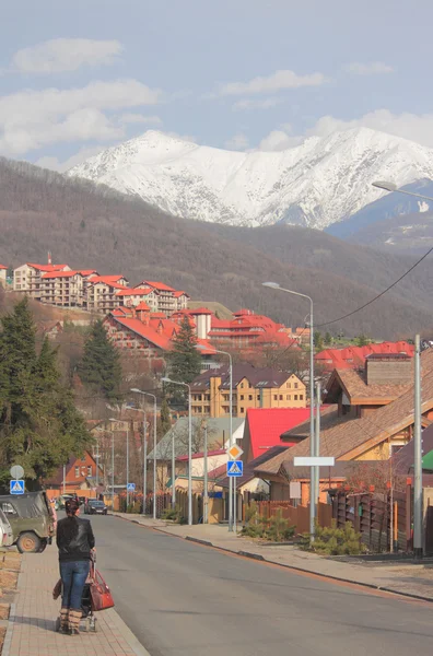 Estrada na aldeia de Krasnaya Polyana — Fotografia de Stock