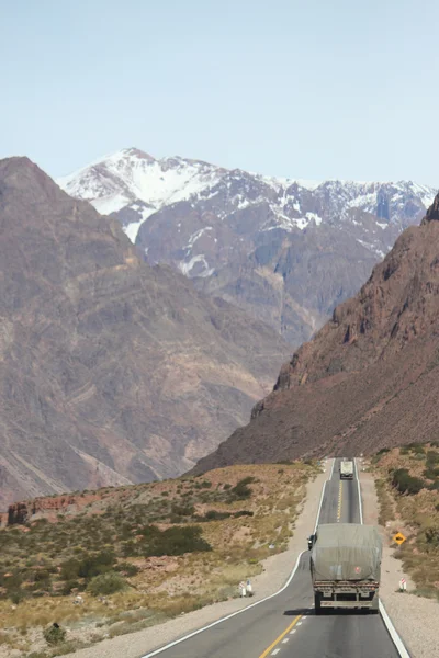 Caminhão na estrada internacional entre Mendoza e Santiago — Fotografia de Stock