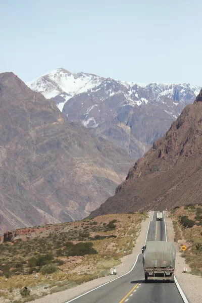 在门多萨和 Santiago 之间的国际公路上的卡车 — 图库照片