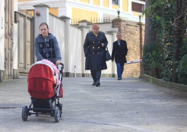 bebek arabası ve 2 diğer passerbys, Sochi olan kadın