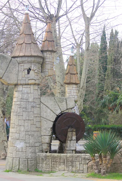 Декоративная миниатюра водяной мельницы в Сочи — стоковое фото