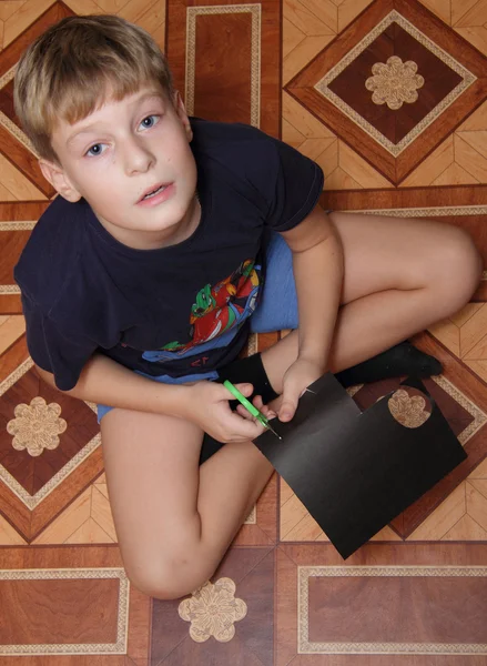 Dítě s nůžkami a barevný papír — Stock fotografie