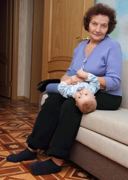 Γιαγιά με τον εγγονό του στον καναπέ — Φωτογραφία Αρχείου