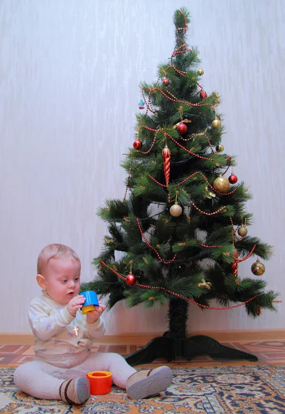 Μωρό να καθίσει κοντά χριστουγεννιάτικο δέντρο — Φωτογραφία Αρχείου