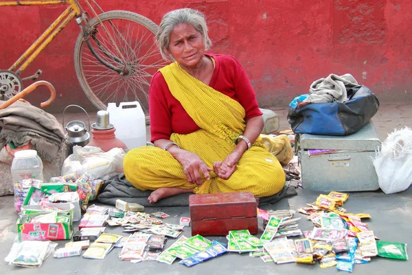 Indian woman in bright clothes sells something — Stock Photo, Image