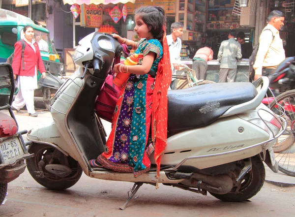 Pequeña princesa unidad de moto en Delhi — Foto de Stock