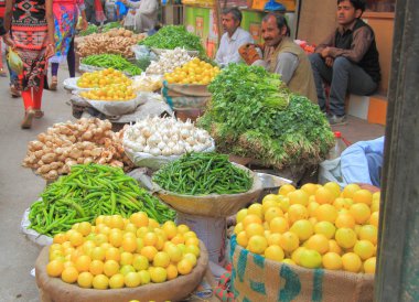 Delhi, Hindistan pazarında sebze adam satıyor
