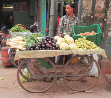 Delhi, Hindistan pazarında sebze adam satıyor