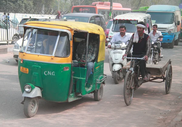 Sytuacja drogowa w niektórych biednych dzielnicy Delhi — Zdjęcie stockowe