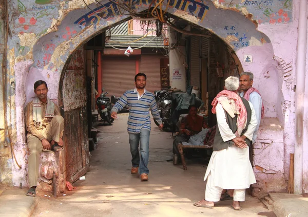 People wait something in one of yards nearly the big bazaar, Delhi — Stock Photo, Image