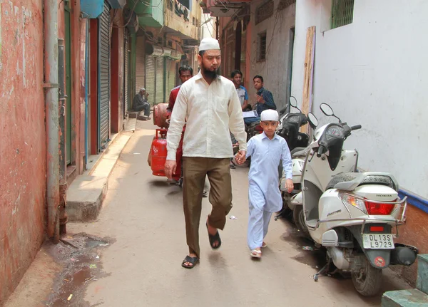 People goes somewhere in street nearly the big bazaar, Delhi — Stock Photo, Image