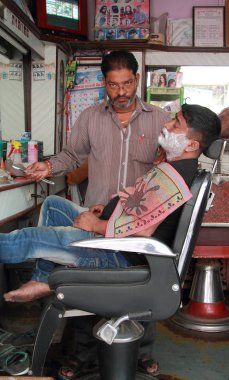 Kuaför açık bir jilet, Mumbai kullanan bir adam tıraş oluyor