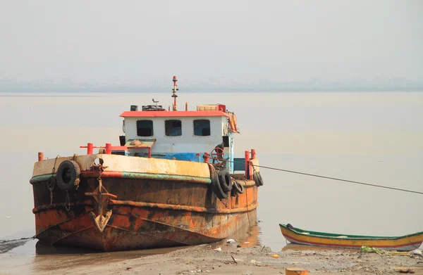 Barco de pesca no subúrbio de Mumbai — Fotografia de Stock