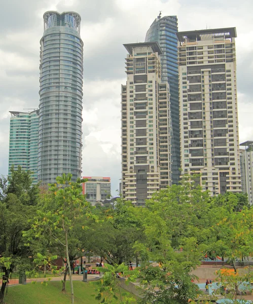 Wieżowce prawie Twin Towers w Kuala Lumpur — Zdjęcie stockowe
