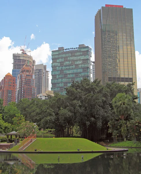 Felhőkarcolók közel ikertorony, Kuala Lumpur — Stock Fotó