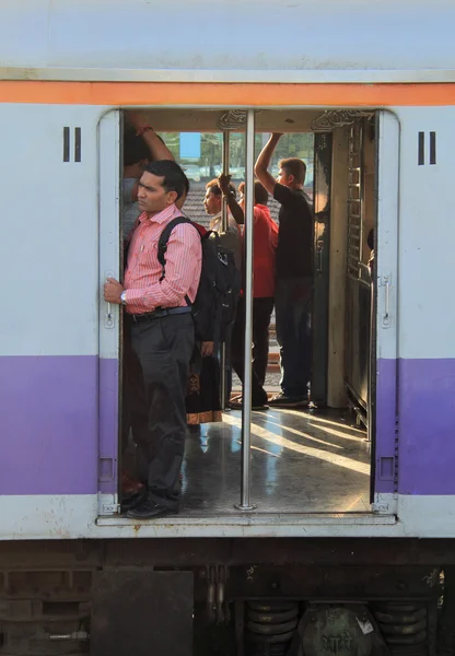 Menschen stehen im fahrenden Waggon eines Regionalzuges, Mumbai — Stockfoto