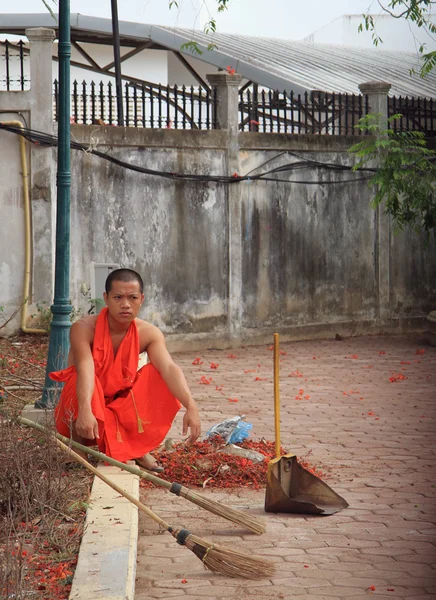 Buddist monk is resting after the street cleaning — Stock Photo, Image