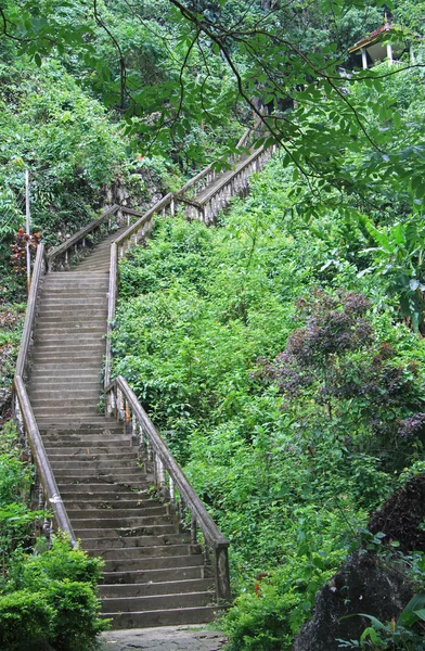 Vang Vieng taş merdiven eğme — Stok fotoğraf