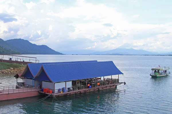 南能古姆水库岸边的浮动餐厅 — 图库照片