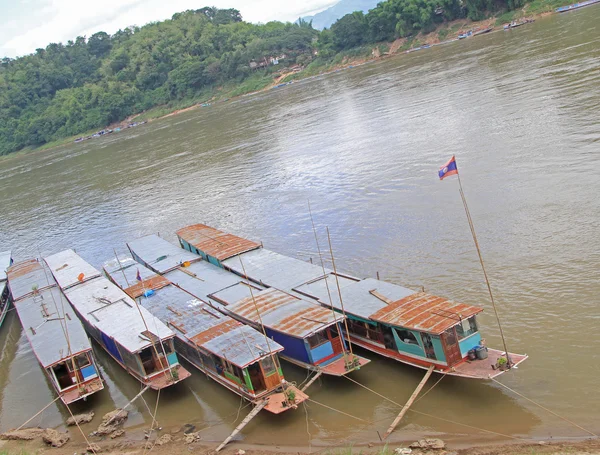 Lodě na řece Mekong v Luang Prabang — Stock fotografie