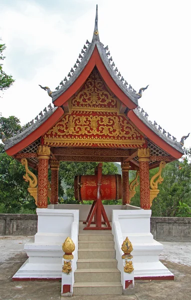 Buddhistische rituelle Trommel im Tempel — Stockfoto