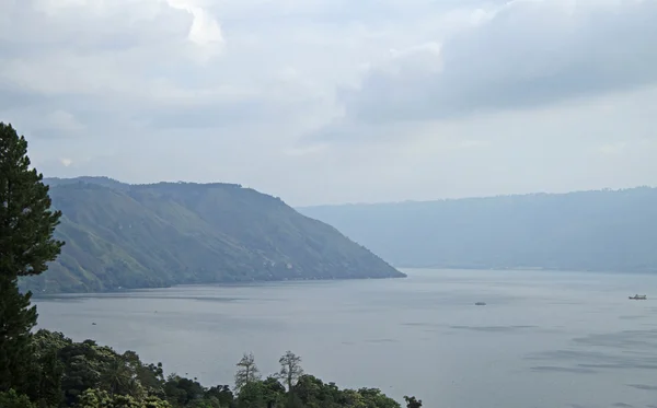 Widok z jeziora Toba, Północnej Sumatry — Zdjęcie stockowe