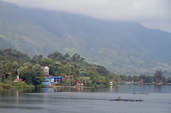 Ada Samosir lake Toba üzerinde — Stok fotoğraf