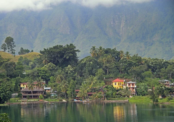 Ada Samosir lake Toba üzerinde — Stok fotoğraf