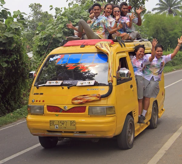 deli Endonezya öğrenciler okul bitirme kutlamak için gidiyoruz