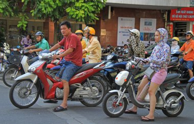 insanlar scooter trafik ışık yeşil sinyal bekliyor
